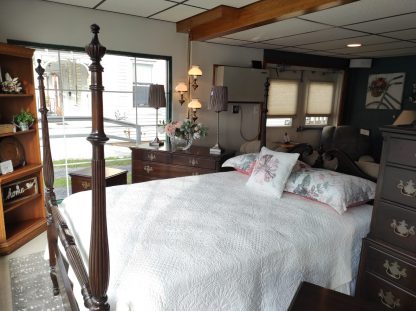 Full Size Poster Bed Furniture Suite - Image 6