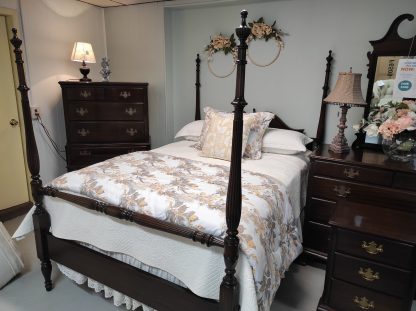 Full Size Poster Bed Furniture Suite - Image 4