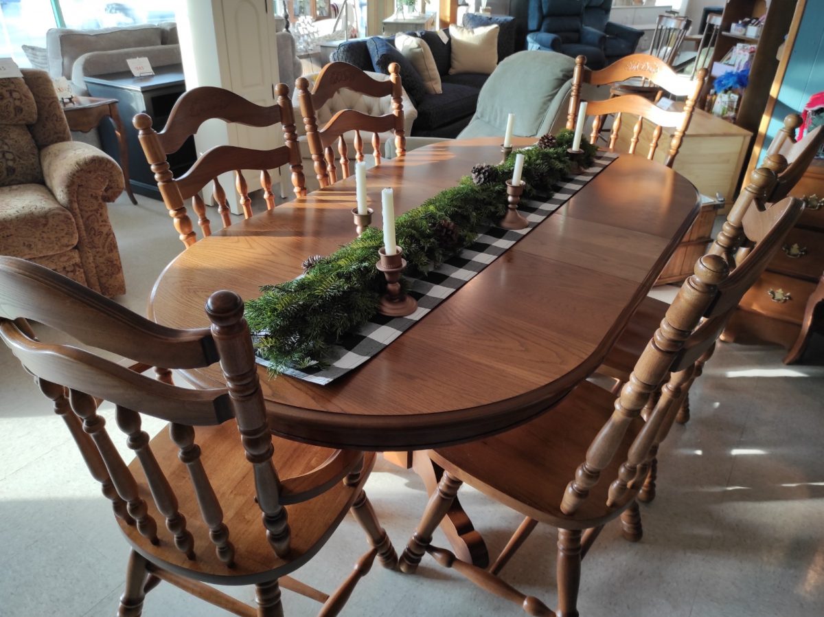 Oak Broyhill Table & 6 Chairs Roth & Brader Furniture