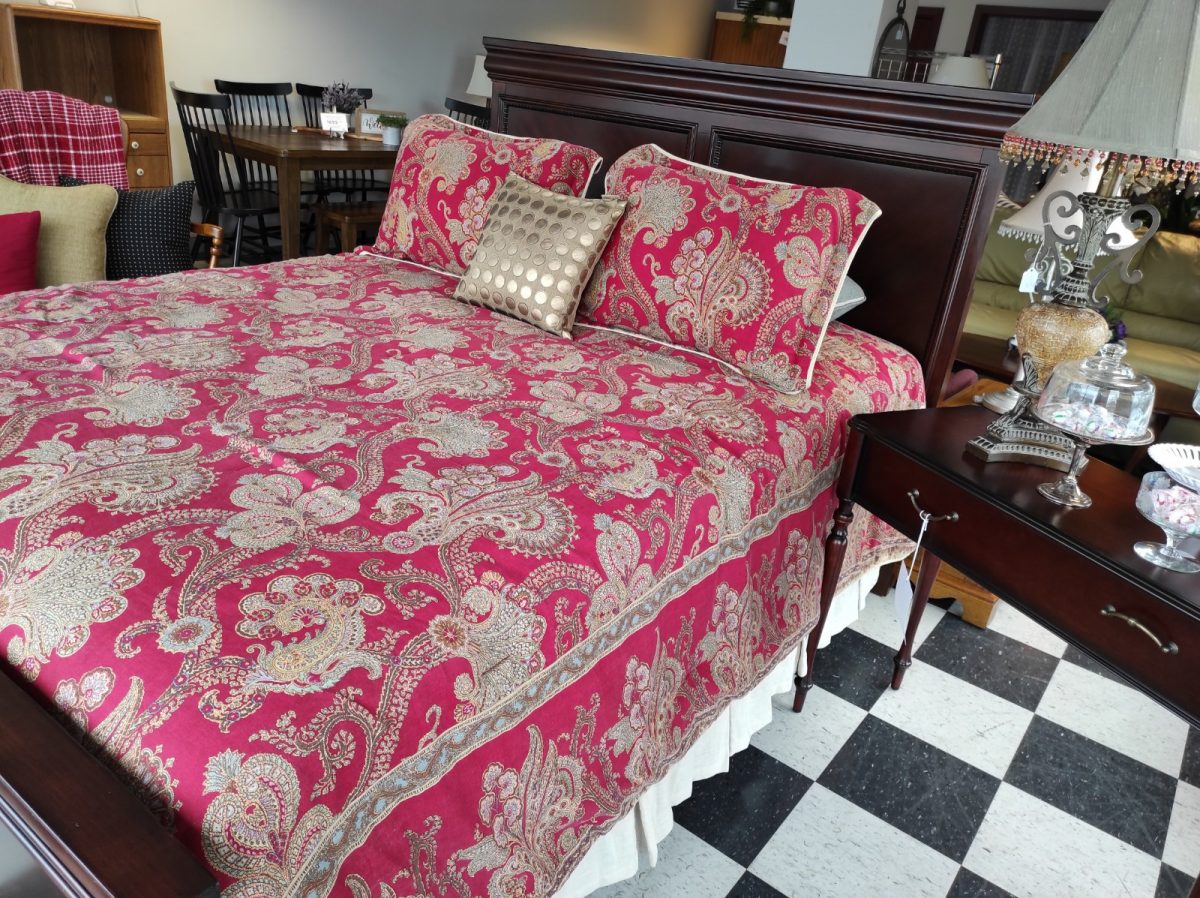 Mahogany Finish Panel Style Queen Bed Roth & Brader Furniture