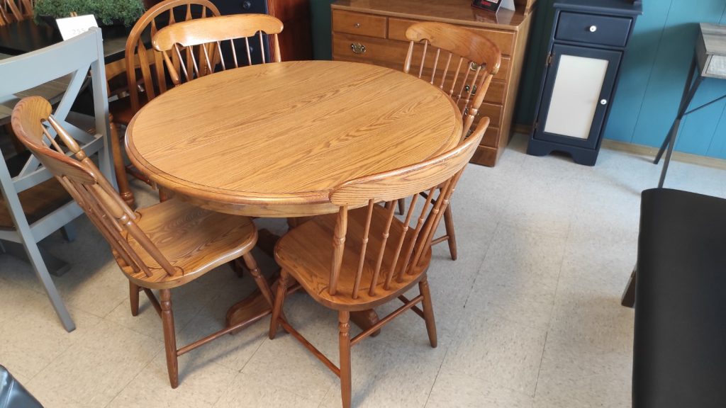 42" FORMICA OAK GRAIN TABLE & 4 CHAIRS