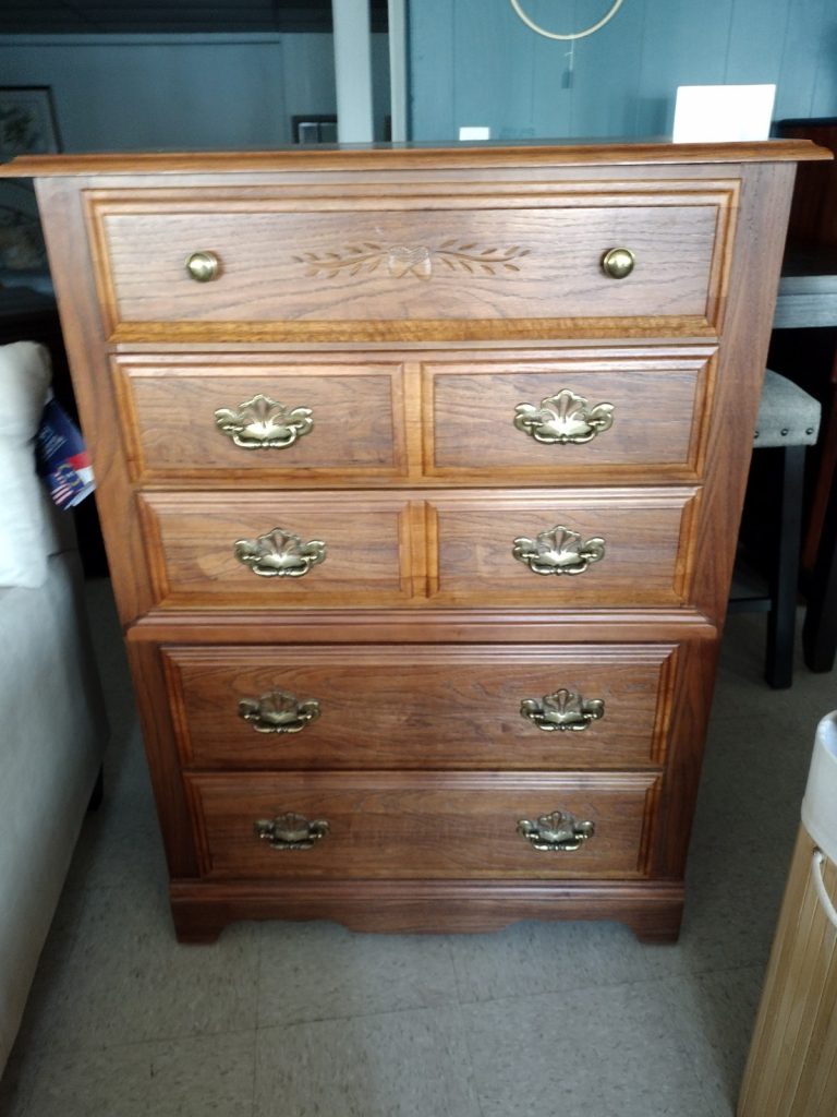 BROYHILL 5 DRAWER OAK CHEST