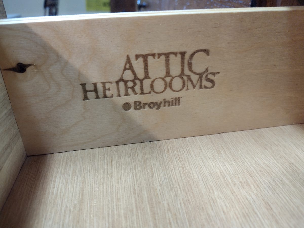 BROYHILL ATTIC HEIRLOOM BEDROOM SUITE