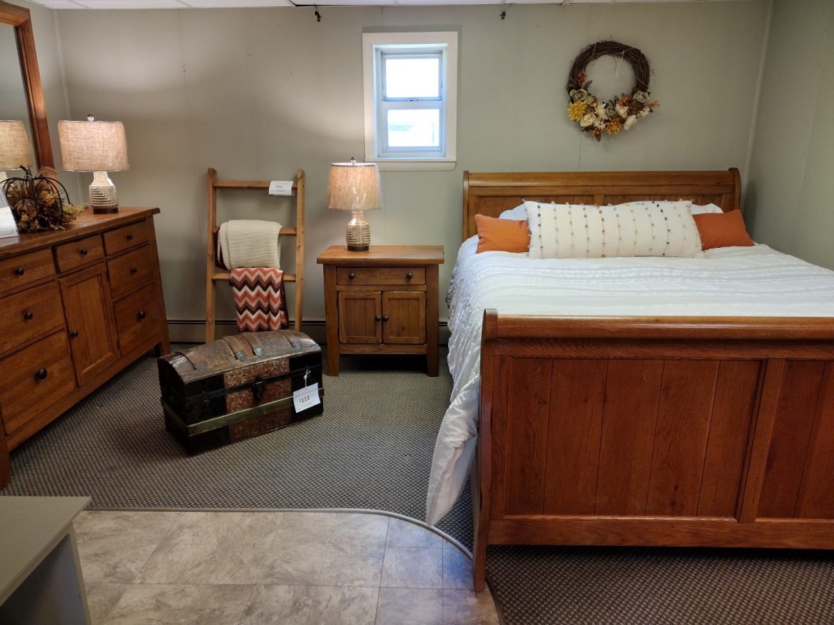 BROYHILL ATTIC HEIRLOOM BEDROOM SUITE