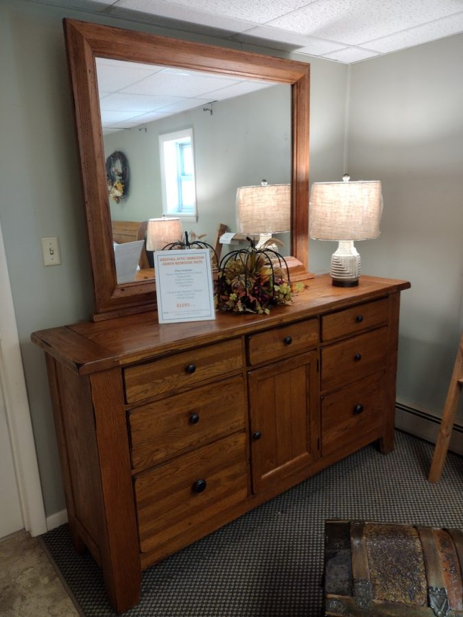 BROYHILL ATTIC HEIRLOOM BEDROOM SUITE