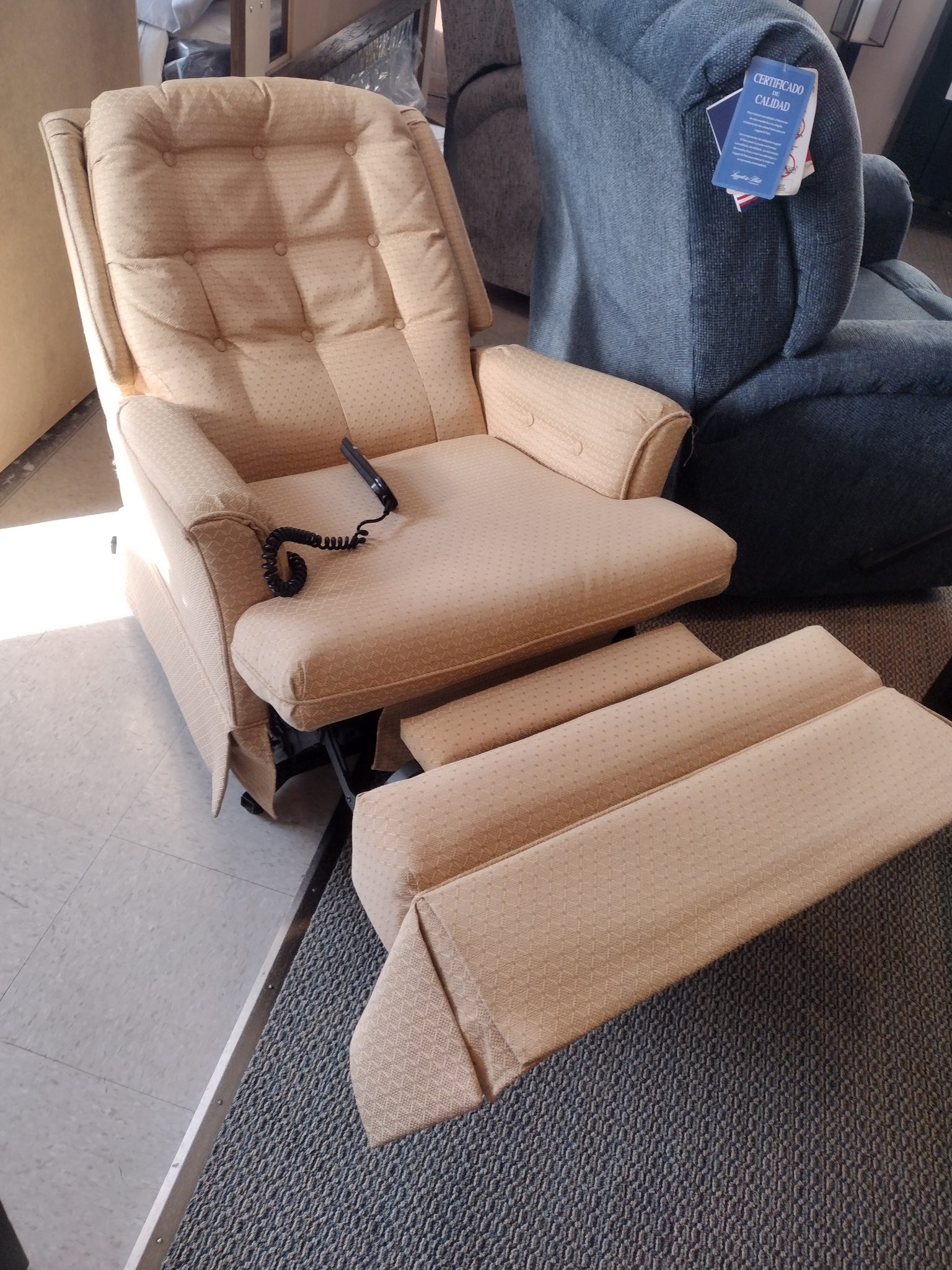 SMALL SCALE LIFT CHAIR BY FLEXSTEEL