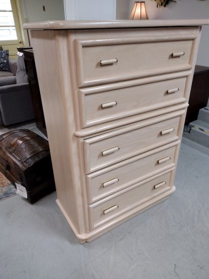 Soft White Broyhill Chest of Drawers W/ Jewelry Storage Top