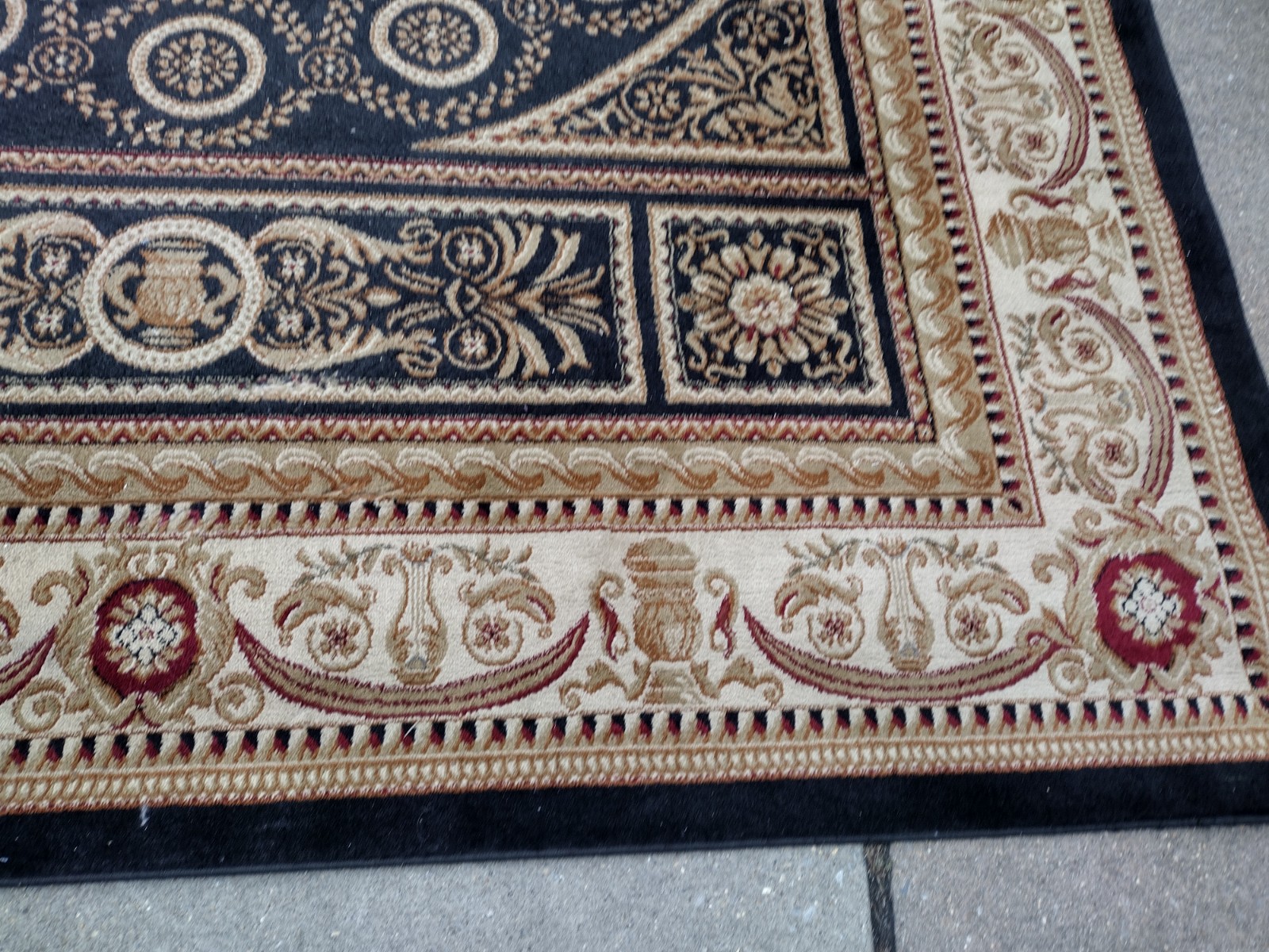Traditional Accent Rug Roth & Brader Furniture