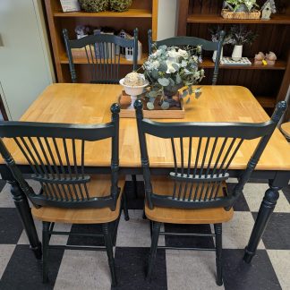 Table Set w. 4 Chairs & Recessed Board