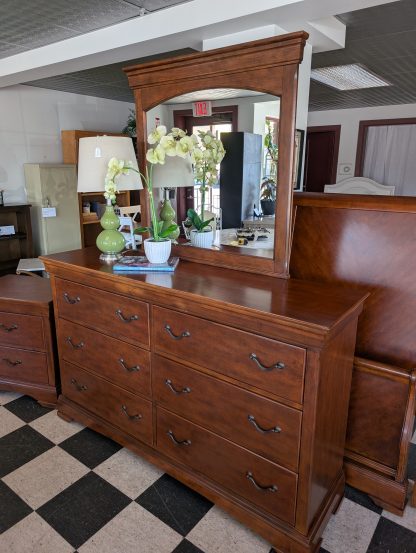 Queen Size Broyhill Bedroom Set - Image 2
