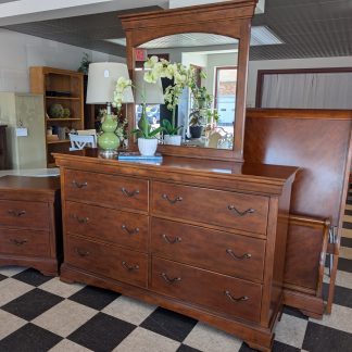 Queen Size Broyhill Bedroom Set
