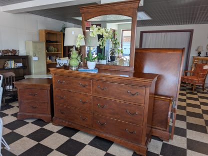 Queen Size Broyhill Bedroom Set