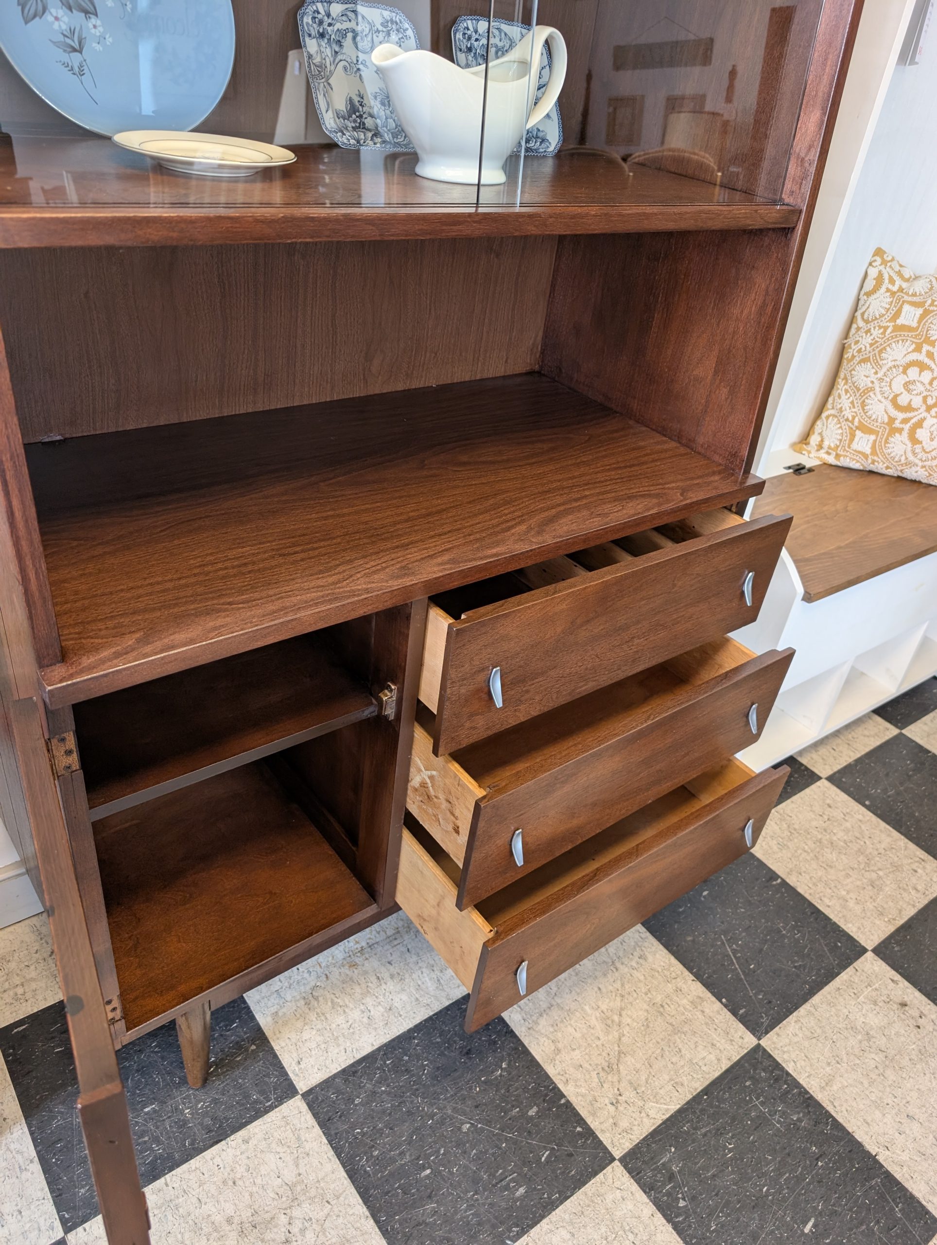 MCM Display Cabinet - Image 3