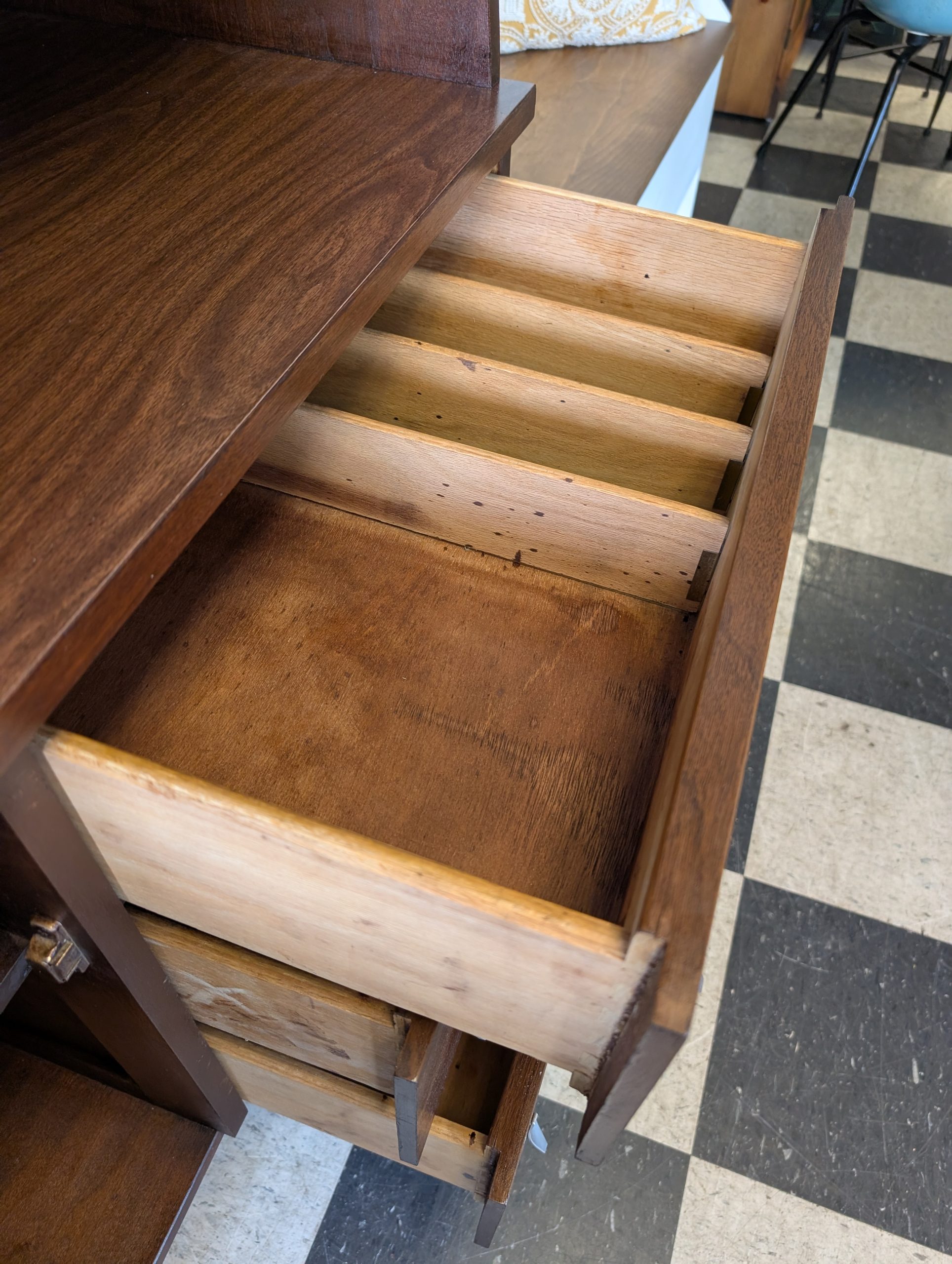 MCM Display Cabinet - Image 4