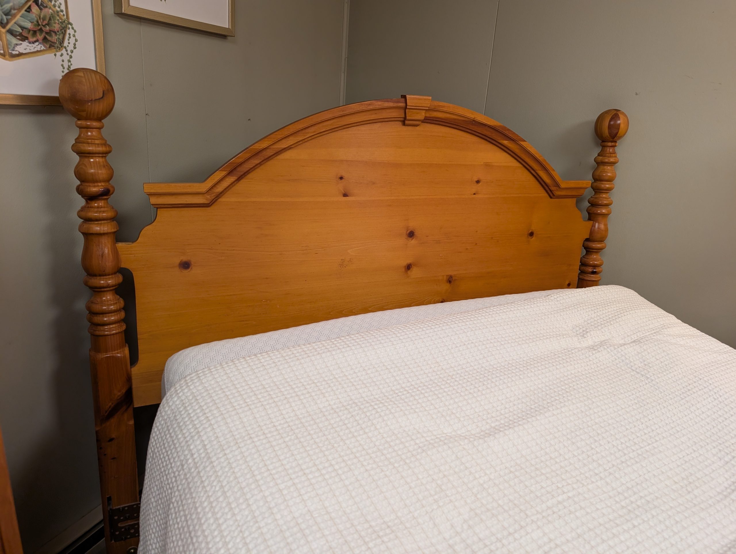 Queen Size Pine Bedroom Set - Image 4